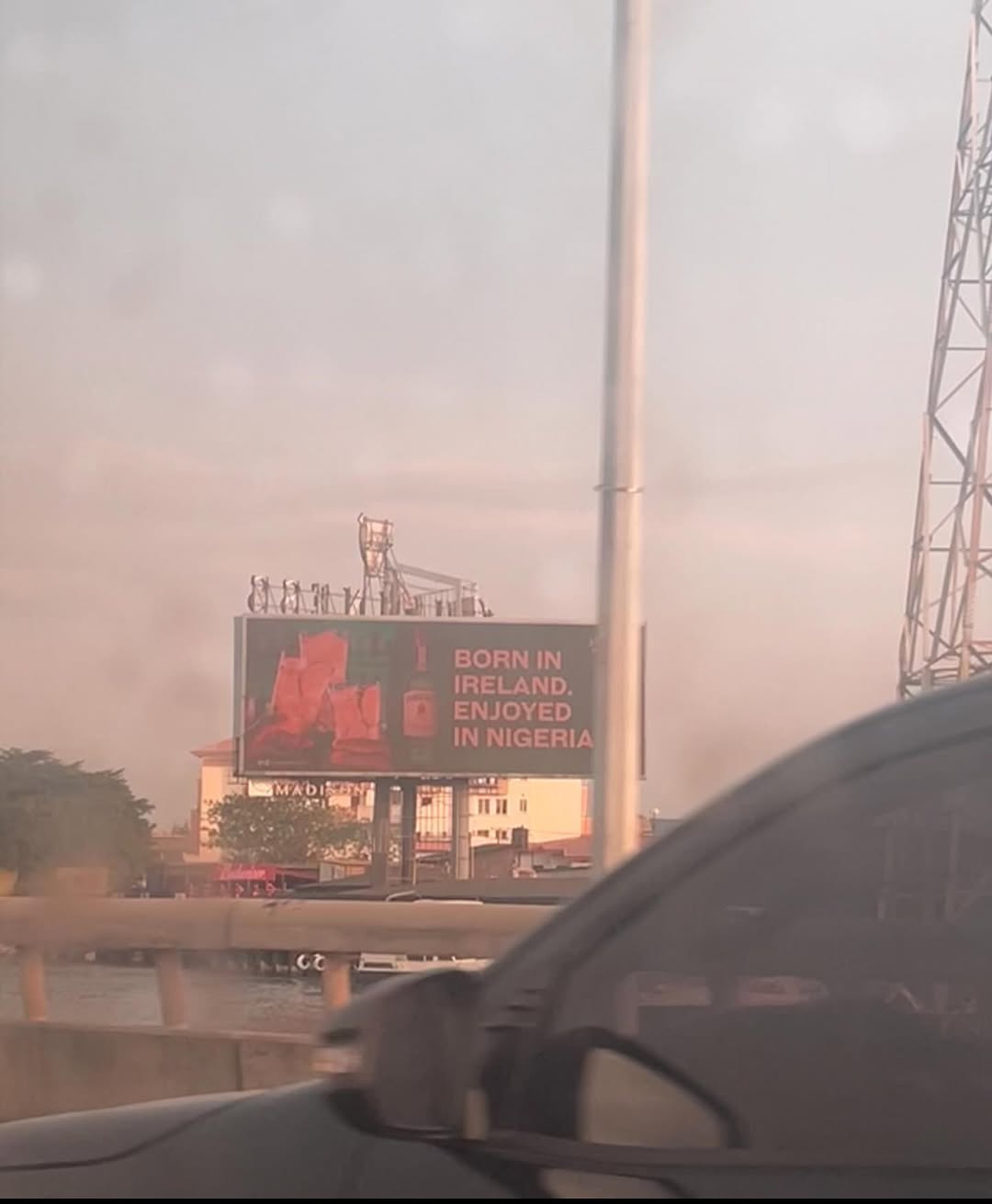 Work by Mo, Réalisateur, in Londres