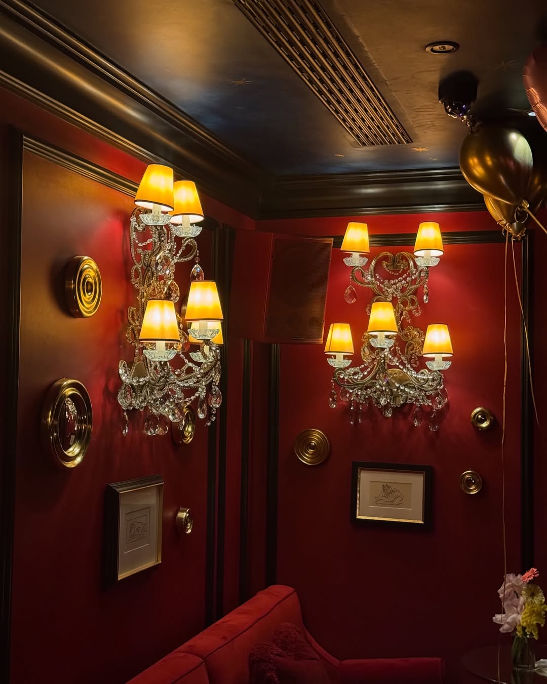 Work by Daisy Deane, Directeur, in Londen