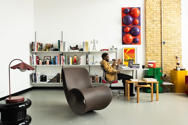 Work by Ell Earl, Directeur, in Londen