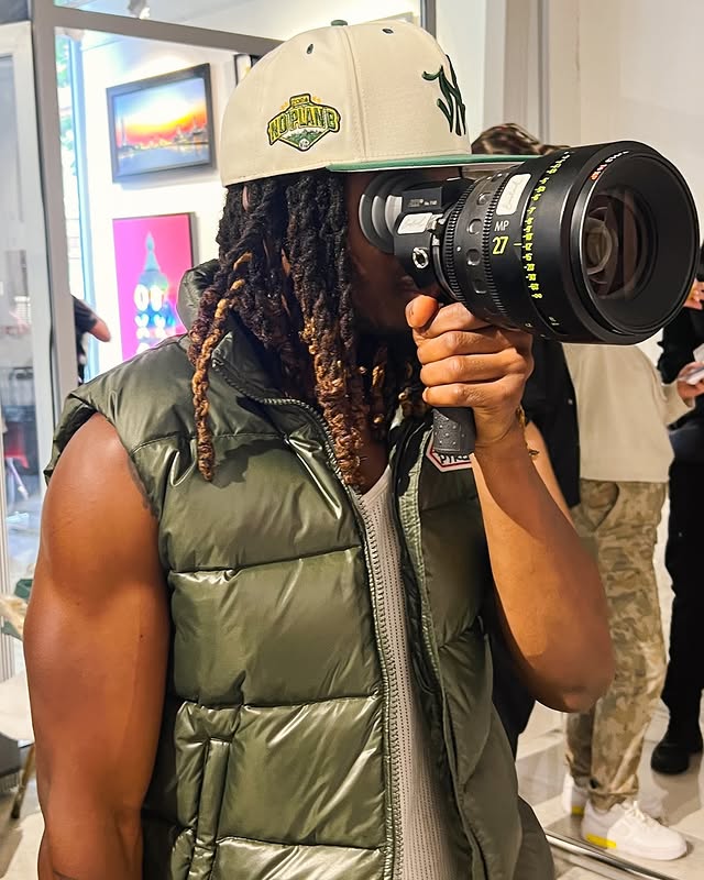 Work by Joshua Meeks Rayvon, Directeur, in Londen