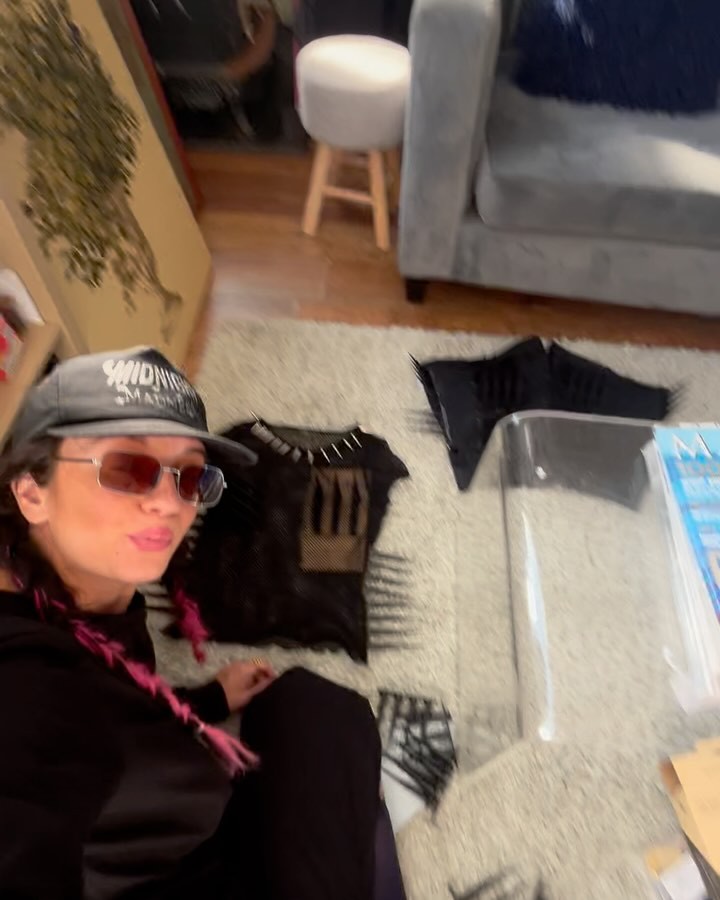 Work by Olivia Ann Wolstenholme, Directeur, in Londen