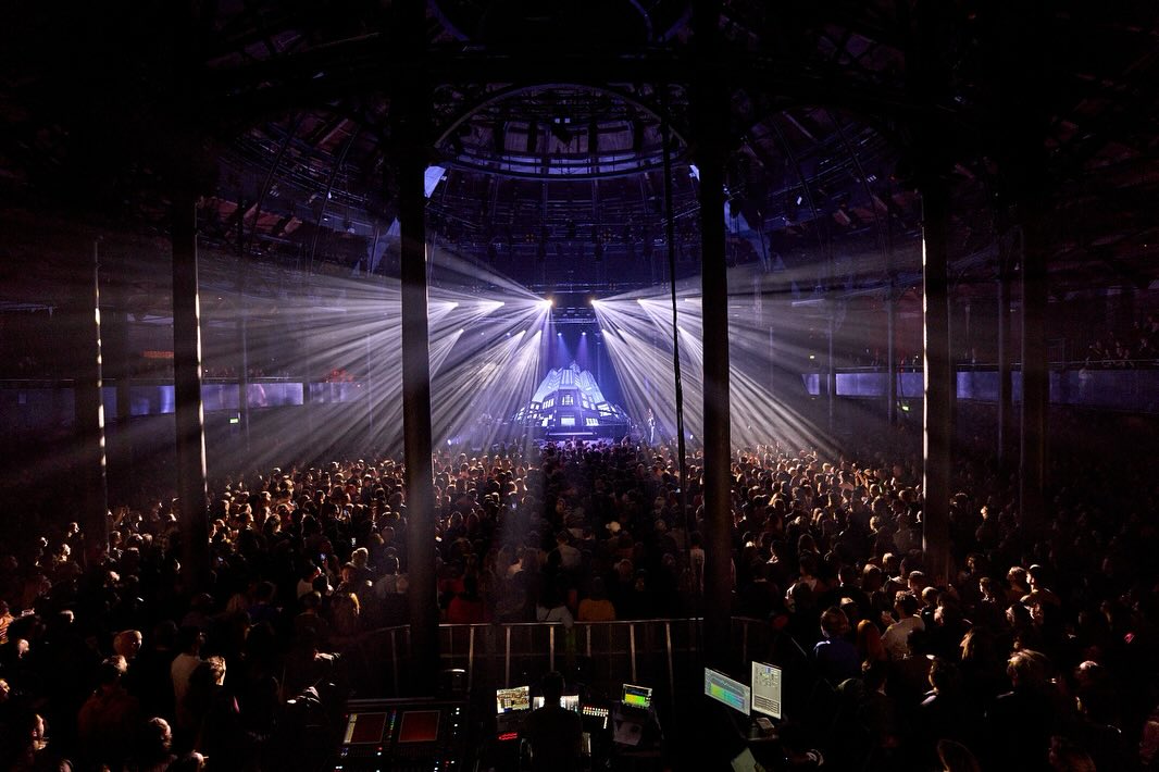 Work by Dana Keren, Diseñador de Escenografía, in Londres