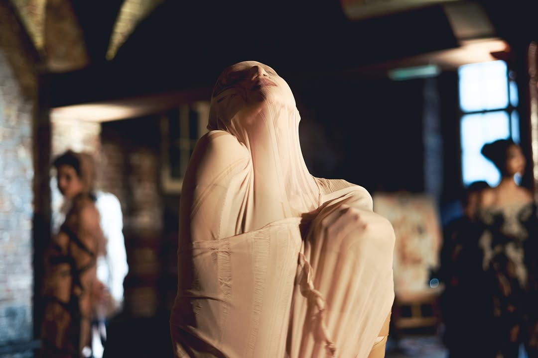 Work by Zara Sands, Modelo, in Londres