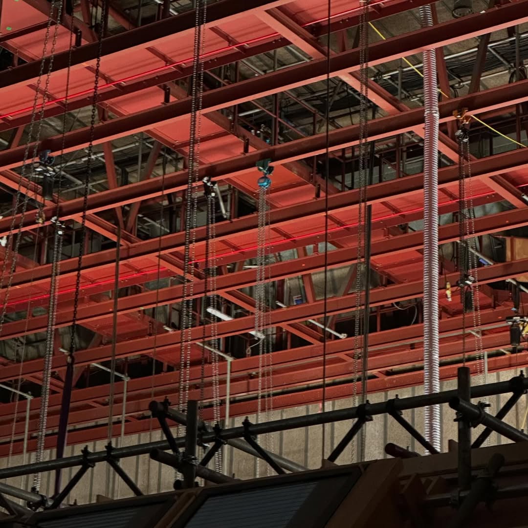 Work by Brad Barrett, Diseñador de Escenografía, in Londres