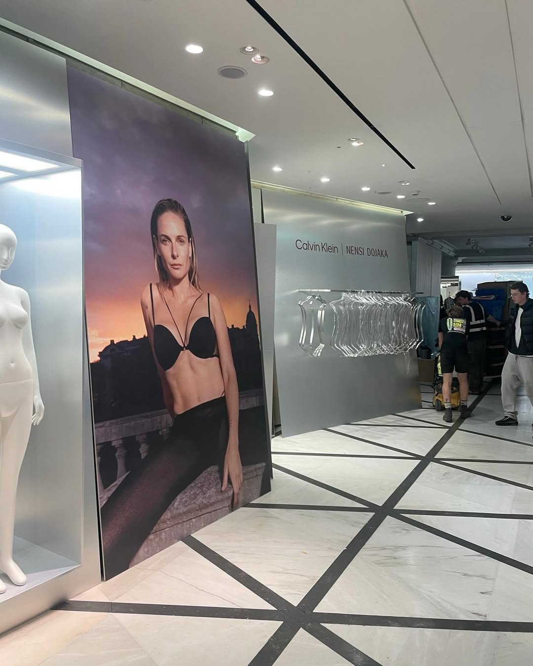 Work by Andy Knight Ltd, Set Ontwerper, in Londen