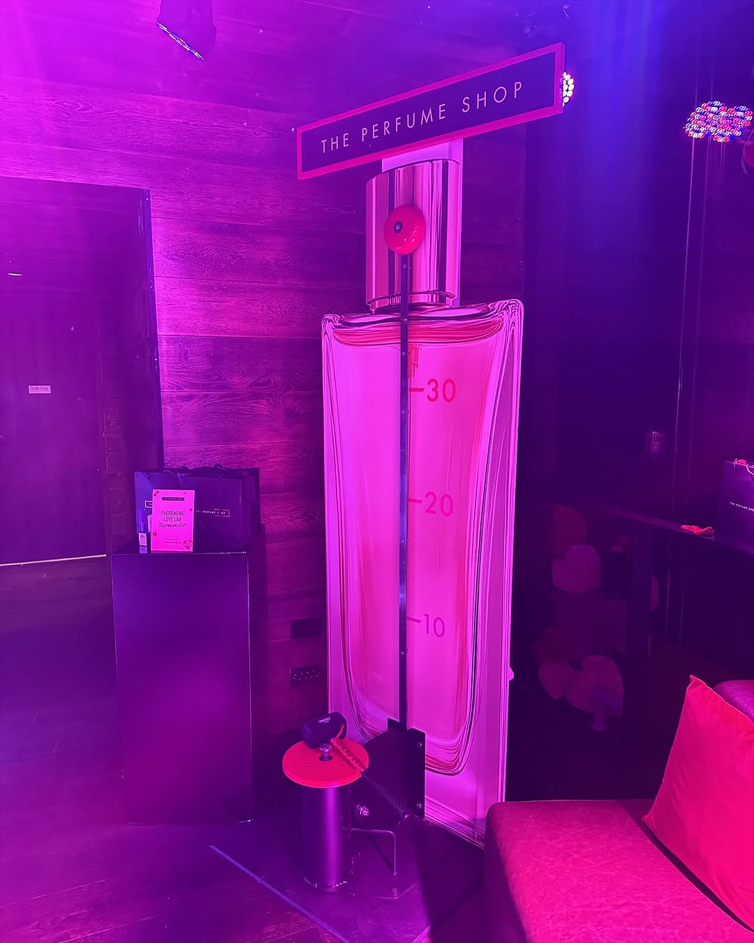 Work by Andy Knight Ltd, Set Ontwerper, in Londen