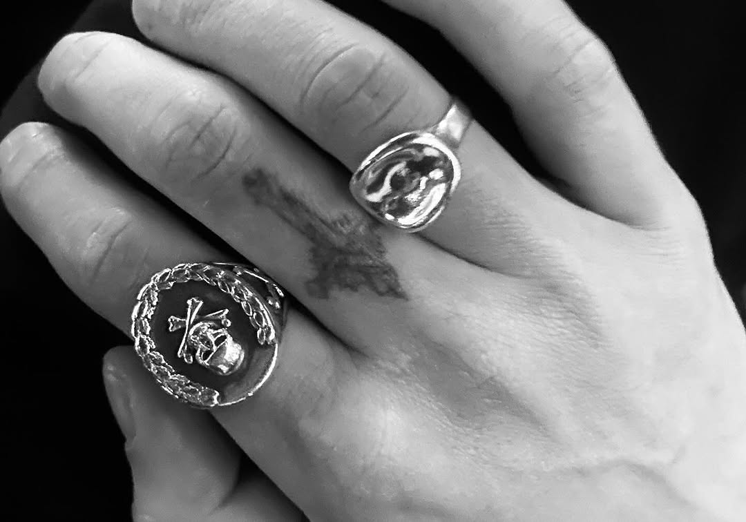 Work by ᴊᴀᴍɪᴇ ᴄᴀᴍᴘʙᴇʟʟ ʙᴏᴡᴇʀ, Modelo, in Londres