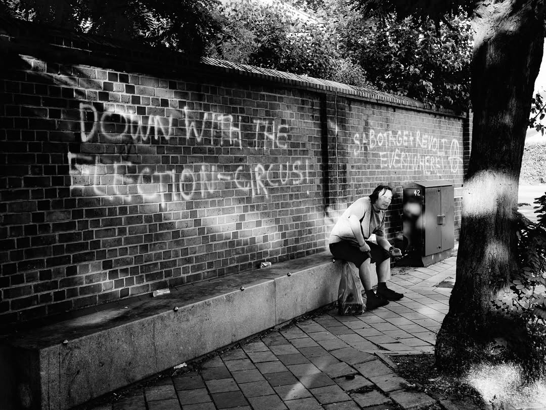 Work by James Rees, Directeur, in Londen