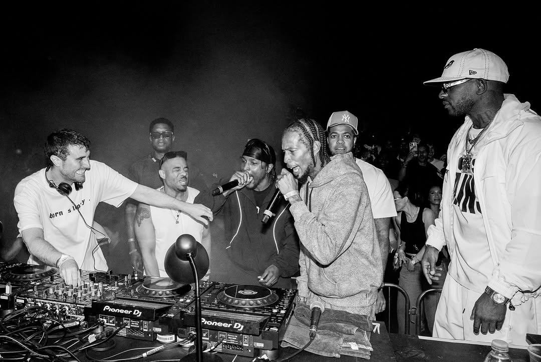 Work by Theo Batterham, Director, in Londres