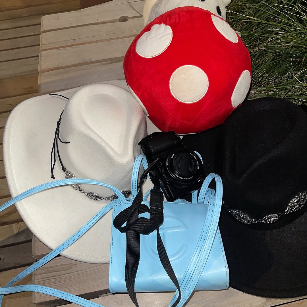 Work by II, Kleurcorrector, in Londen