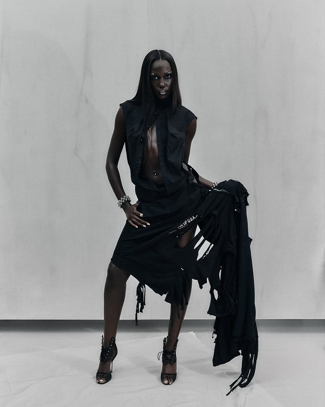 Work by AKUAC YEL, Modelo, in Londres