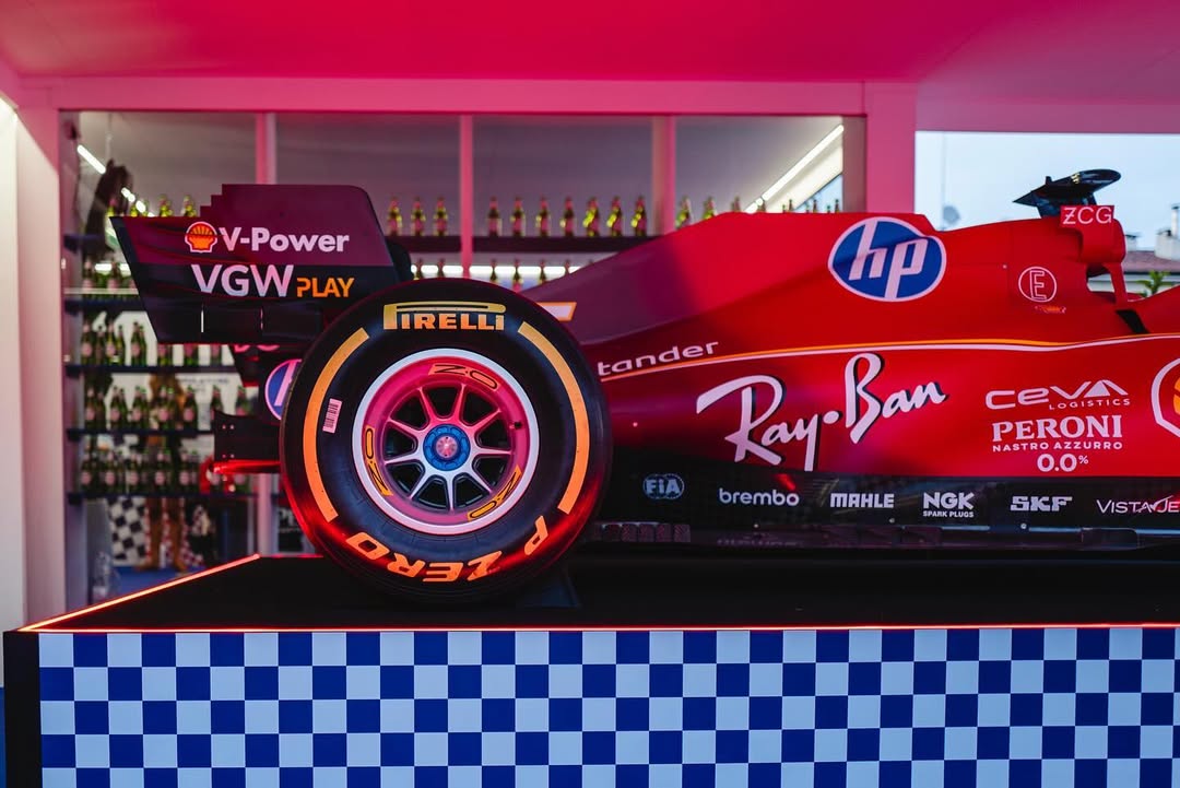 Work by James Barber, Director, in Londres