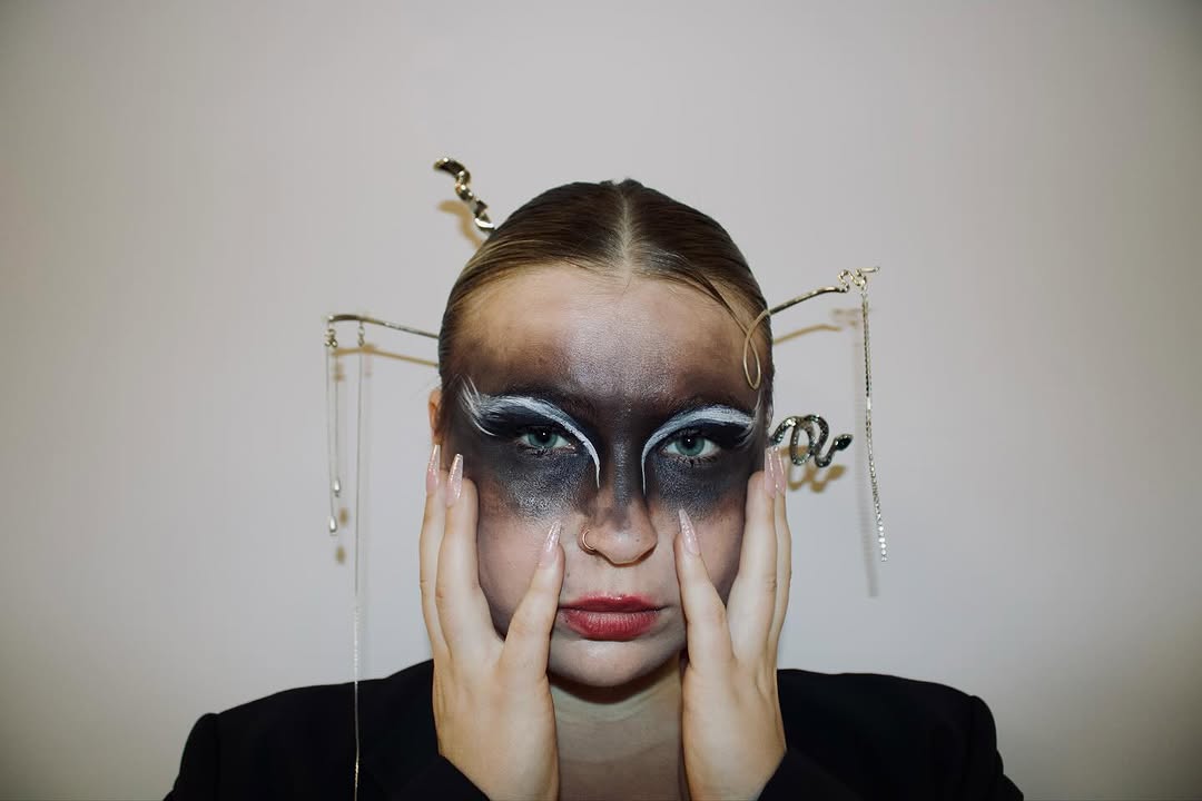 Work by Roksana Kasprzyk, Modelo, in Londres