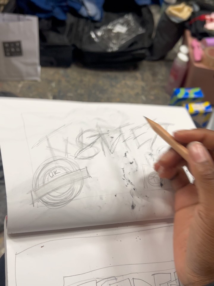 Work by Bọ́lájí, Director de Arte, in Londres