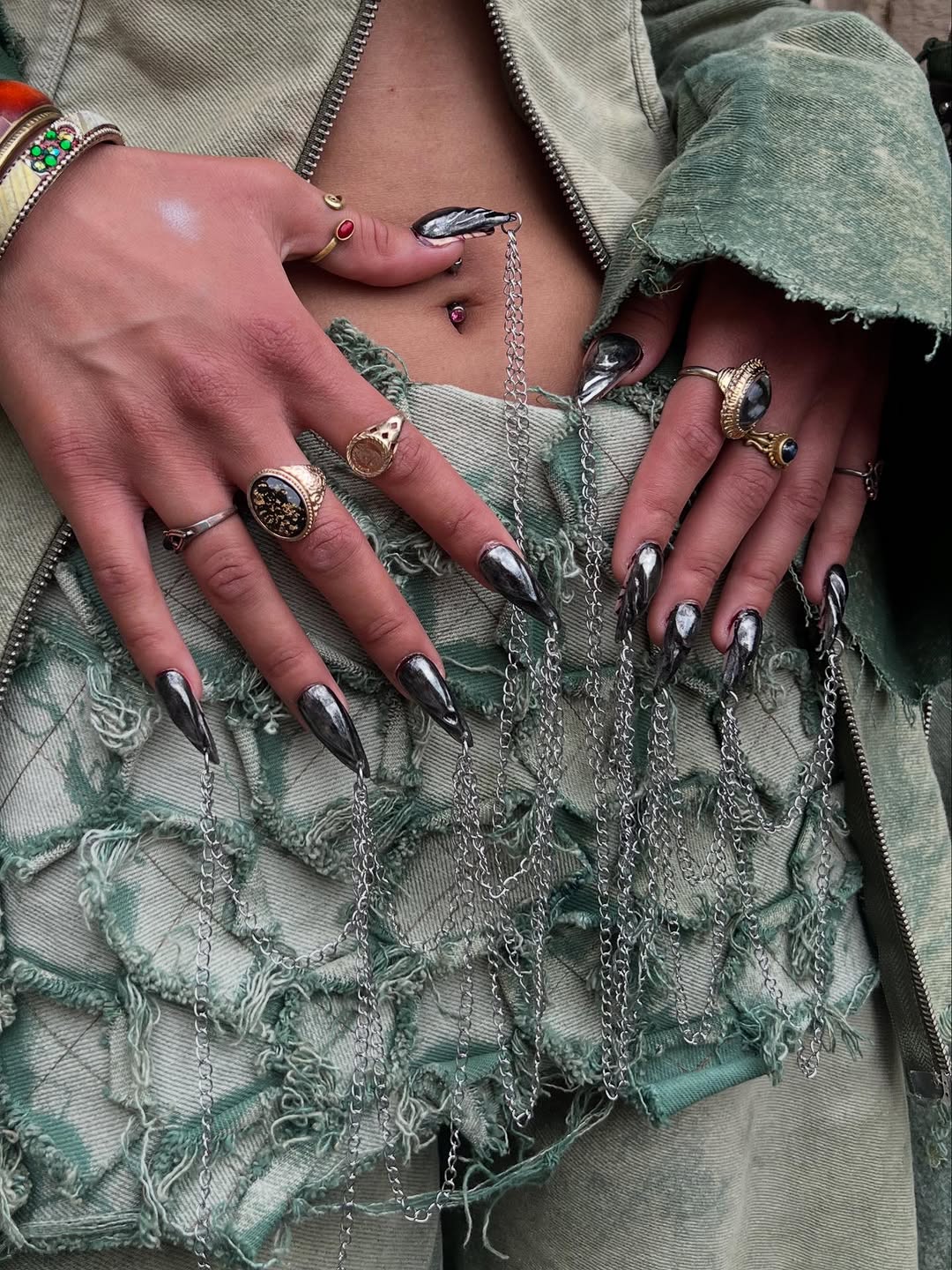 Work by Scarlet Thomas, Modeontwerper, in Londen