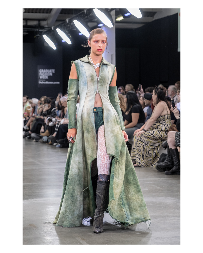 Work by Scarlet Thomas, Diseñador de Moda, in Londres