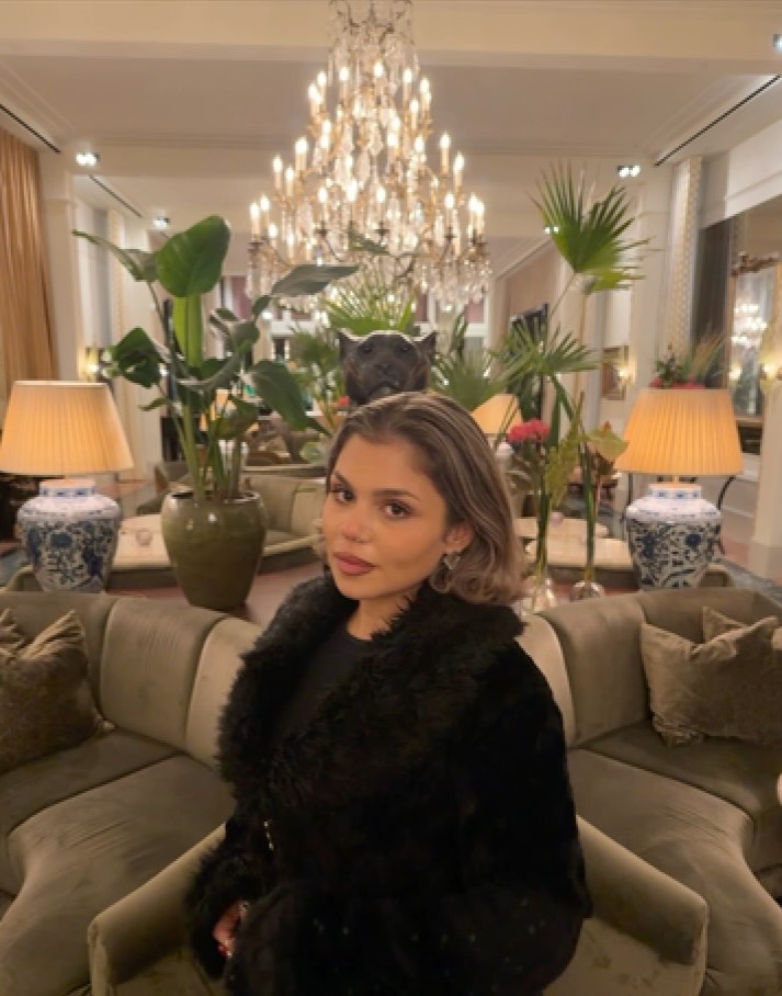 Work by Şifa, Modelo, in Londres